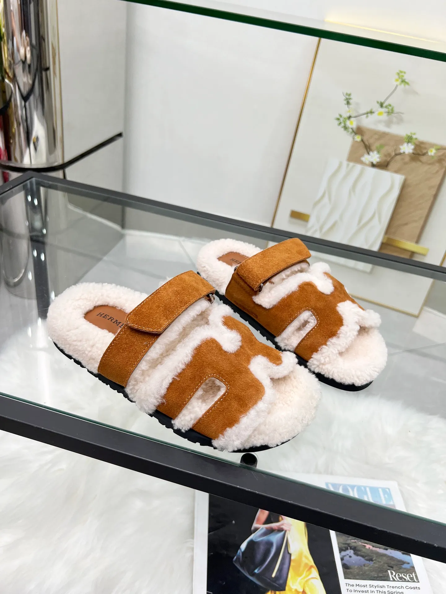 👟👟Ex-factory price 440👟👟 🌸[HERMES] My horse’s classic hot style second uncle🐑wool slippers🆕 are now available. A must-have item for autumn and winter ✅ Versatile and fashionable at home and out on the street 🍀The colors are extremely colorful! Walking Tuscany! TPR non-slip outsole is super light ️ Super comfortable on the feet without any sense of restraint I can’t stop drinking coffee ☕ My second uncle can’t take it off Color: maroon sand color light gray haze blue leather surface black code number: 35-40 (41 customized, non-returnable) Factory ready supply